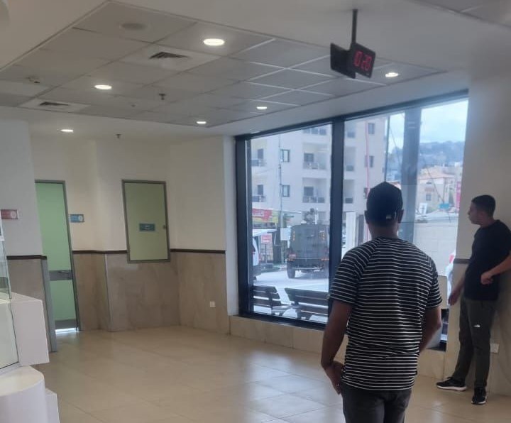 آليات الاحتلال تتمركز على مدخل الطوارئ في مستشفى ابن سينا في جنين